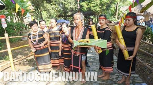 Già làng cùng mọi người chuẩn bị lễ vật ra cúng ở bến nước đầu làng. Ảnh: Hoàng Tâm