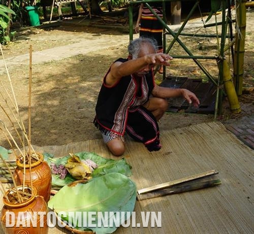 Nghi thức cầu khấn thần linh. Ảnh: Hoàng Hải