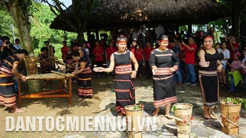 Sau buổi lễ, bà con dân làng cùng nhau vui những điệu múa, bài hát truyền thống mừng lúa mới. Ảnh: Hoàng Hải