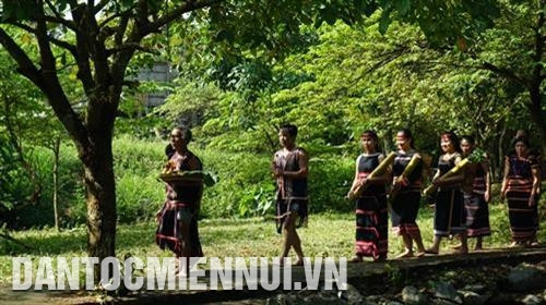 Đoàn người ra bến nước đầu nước thực hiện các nghi thức cúng để cầu mong thần linh che chở, phù hộ. Ảnh: Hoàng Tâm