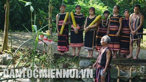 Già làng thực hiện nghi thức cúng tại bến nước. Ảnh: Hoàng Tâm