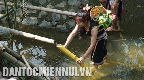 Các cô gái hứng những giọt nước đầu tiên tại bến nước. Ảnh: Hoàng Tâm