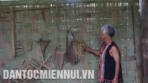 Một phần lúa được già làng mang lên nhà để Rông để tiếp tục làm lễ cúng. Ảnh: Hoàng Hải