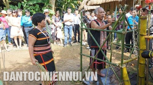 Già làng và chủ nhà làm lễ tại máng nước của gia đình. Ảnh: Hoàng Hải