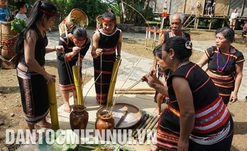 Kết thúc buổi lễ, mọi người trong gia đình cùng khách vui vẻ ăn bữa cơm mới và uống rượu cần. Ảnh: Hoàng Hải