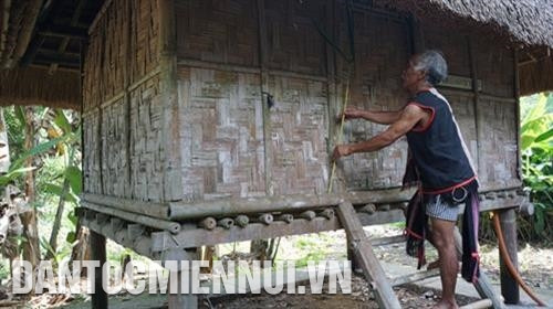 Một phần lúa được già làng cất vào kho lúa. Ảnh: Hoàng Hải