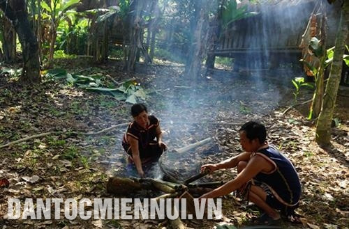 Các gia đình chuẩn bị lễ vật cho buổi Lễ cúng lúa mới. Ảnh: Hoàng Tâm