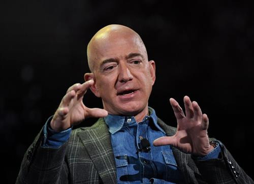 Jeff Bezos - nhà sáng lập và CEO hãng bán lẻ trực tuyến Amazon - vẫn vững vàng ở vị trí người giàu nhất thế giới với tài sản định giá lên tới 155,2 tỷ USD. Ảnh: forbes.com Jeff Bezos - nhà sáng lập và CEO hãng bán lẻ trực tuyến Amazon - vẫn vững vàng ở vị trí người giàu nhất thế giới với tài sản định giá lên tới 155,2 tỷ USD. Ảnh: forbes.com