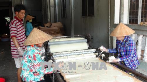 Sản xuất bánh phồng làng nghề Sơn Đốc. Ảnh: Huỳnh Phúc Hậu – TTXVN Sản xuất bánh phồng làng nghề Sơn Đốc. Ảnh: Huỳnh Phúc Hậu – TTXVN