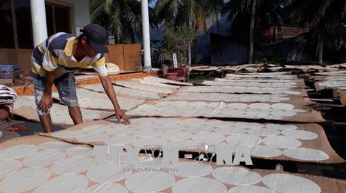 Kiểm tra độ khô bánh phồng Sơn Đốc. Ảnh: Huỳnh Phúc Hậu - TTXVN Kiểm tra độ khô bánh phồng Sơn Đốc. Ảnh: Huỳnh Phúc Hậu - TTXVN