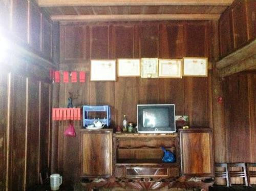 Gian giữa để bàn thờ tổ tiên, bày bàn ghế tiếp khách.