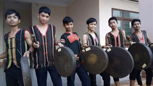 Một buổi học đánh cồng chiêng của các em học sinh trường nội trú.