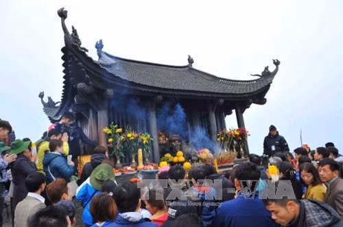 Phó Chủ tịch nước Nguyễn Thị Doan và các đại biểu dâng hương cầu "Quốc thái, dân an". Ảnh: Minh Đức - TTXVN