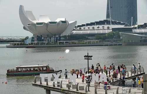 Du khách thăm quan Vịnh Marina ở Singapore. AFP/TTXVN Du khách thăm quan Vịnh Marina ở Singapore. AFP/TTXVN