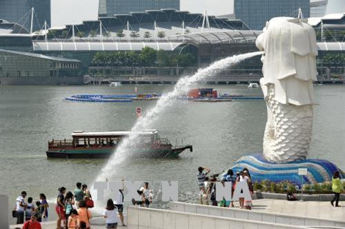 Du khách thăm quan công viên Merlion ở Singapore. AFP/TTXVN Du khách thăm quan công viên Merlion ở Singapore. AFP/TTXVN