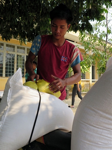 Anh A Thật ở làng Kroong Klah, xã Kroong, thành phố Kon Tum được hỗ trợ hơn 100 kg gạo cứu đói trong dịp giáp hạt. Anh A Thật ở làng Kroong Klah, xã Kroong, thành phố Kon Tum được hỗ trợ hơn 100 kg gạo cứu đói trong dịp giáp hạt.