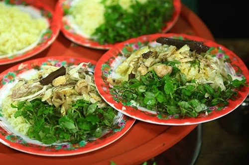 Cơm gà Hội An bắt mắt với màu của cơm, của rau sống và cả từ thịt gà. Bạn có thể gọi đĩa cơm gà xé, cơm gà chặt một người ăn giá 40.000 đồng hoặc gọi suất ăn nhiều người gồm đĩa gà chặt, cơm, canh… khi đi theo nhóm. Nổi tiếng nhất là cơm gà bà Buội đường Phan Chu Trinh, hoặc quán Hương đường Lê Lợi, cơm gà Ty. Ảnh: Tuấn Đào Cơm gà Hội An bắt mắt với màu của cơm, của rau sống và cả từ thịt gà. Bạn có thể gọi đĩa cơm gà xé, cơm gà chặt một người ăn giá 40.000 đồng hoặc gọi suất ăn nhiều người gồm đĩa gà chặt, cơm, canh… khi đi theo nhóm. Nổi tiếng nhất là cơm gà bà Buội đường Phan Chu Trinh, hoặc quán Hương đường Lê Lợi, cơm gà Ty. Ảnh: Tuấn Đào