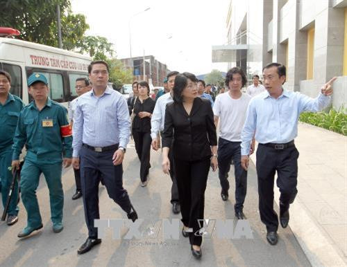 Phó Chủ tịch nước Đặng Thị Ngọc Thịnh có mặt tại hiện trường thăm hỏi gia đình các nạn nhân. Ảnh: Quang Nhựt - TTXVN