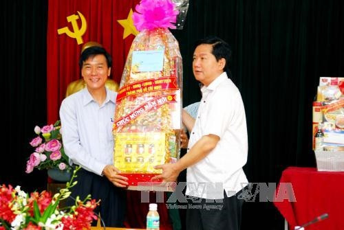 Bí thư Thành ủy Đinh La Thăng đến thăm chúc Tết tại Cảng hàng không Quốc tế Tân Sơn Nhất. Ảnh: Mạnh Linh-TTXVN