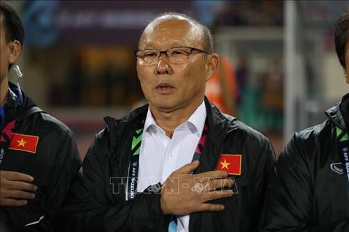 Cổ động viên Việt Nam ngập tràn một màu cờ đỏ sao vàng trên SVĐ Mỹ Đình. Ảnh: Trọng Đạt – TTXVN 4 vạn cổ động viên trên sân Mỹ Đình liên tục "tiếp lửa" để đội tuyển Việt Nam vượt qua thử thách cuối cùng trong hành trình hướng chinh phục chức vô địch AFF Cup 2018. Ảnh: Trọng Đạt – TTXVN Đội hình ra sân của đội tuyển Việt Nam. Ảnh: Trọng Đạt – TTXVN HLV trưởng Park Hang-seo trân trọng đặt tay lên ngực trái tại lễ chào cờ và hát Quốc ca Việt Nam đầu trận đấu. Ảnh: Hoàng Linh – TTXVN Tiền đạo Anh Đức (11) trở lại đội hình xuất phát với thể lực sung mãn, liên tiếp gây khó khăn cho hàng thủ Malaysia với tốc độ, sức tì đè, làm tường tốt và ghi bàn mở tỷ số 1-0 từ phút thứ 6 bằng pha bắt vô lê tuyệt đẹp đưa Việt Nam trở thành vô địch AFF Suzuki Cup 2018. Ảnh: Trọng Đạt – TTXVN Đội tuyển Việt Nam vui mừng với chiếc cúp vô địch. Ảnh: Trọng Đạt - TTXVN Văn Quyết, Anh Đức cùng các cầu thủ giương cao chiếc cúp vô địch AFF Suzuki cup 2018 chạy quanh sân vận động Mỹ Đình, chia vui với người hâm mộ. Ảnh: Trọng Đạt – TTXVN Hậu vệ Đoàn Văn Hậu - nhà tân vô địch AFF Suzuki Cup 2018. Văn Hậu đã có một giải đấu thành công, xứng đáng là trụ cột của đội tuyển bóng đá quốc gia. Ảnh: Trọng Đạt - TTXVN Cổ động viên Việt Nam ngập tràn một màu cờ đỏ sao vàng trên SVĐ Mỹ Đình. Ảnh: Trọng Đạt – TTXVN 4 vạn cổ động viên trên sân Mỹ Đình liên tục "tiếp lửa" để đội tuyển Việt Nam vượt qua thử thách cuối cùng trong hành trình hướng chinh phục chức vô địch AFF Cup 2018. Ảnh: Trọng Đạt – TTXVN Đội hình ra sân của đội tuyển Việt Nam. Ảnh: Trọng Đạt – TTXVN HLV trưởng Park Hang-seo trân trọng đặt tay lên ngực trái tại lễ chào cờ và hát Quốc ca Việt Nam đầu trận đấu. Ảnh: Hoàng Linh – TTXVN Tiền đạo Anh Đức (11) trở lại đội hình xuất phát với thể lực sung mãn, liên tiếp gây khó khăn cho hàng thủ Malaysia với tốc độ, sức tì đè, làm tường tốt và ghi bàn mở tỷ số 1-0 từ phút thứ 6 bằng pha bắt vô lê tuyệt đẹp đưa Việt Nam trở thành vô địch AFF Suzuki Cup 2018. Ảnh: Trọng Đạt – TTXVN Đội tuyển Việt Nam vui mừng với chiếc cúp vô địch. Ảnh: Trọng Đạt - TTXVN Văn Quyết, Anh Đức cùng các cầu thủ giương cao chiếc cúp vô địch AFF Suzuki cup 2018 chạy quanh sân vận động Mỹ Đình, chia vui với người hâm mộ. Ảnh: Trọng Đạt – TTXVN Hậu vệ Đoàn Văn Hậu - nhà tân vô địch AFF Suzuki Cup 2018. Văn Hậu đã có một giải đấu thành công, xứng đáng là trụ cột của đội tuyển bóng đá quốc gia. Ảnh: Trọng Đạt - TTXVN