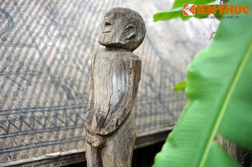 Ngoài ra còn có cả tượng những người nam, nữ đứng đơn lẻ.