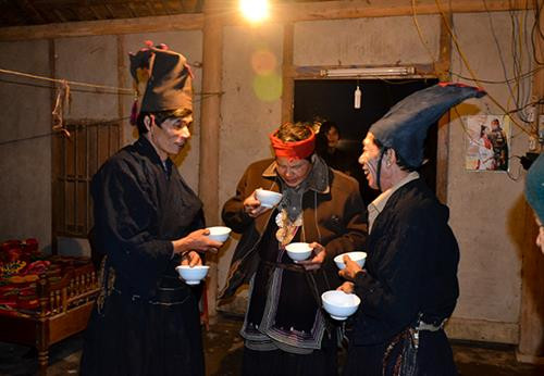 Ông Đặng Quốc Hương (ở giữa) được cấp sắc khi 50 tuổi. Ông Đặng Quốc Hương (ở giữa) được cấp sắc khi 50 tuổi.