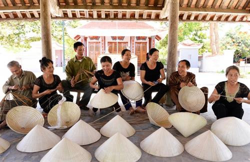 Nhã nhạc cung đình Huế - gia đình 4 đời của nghệ nhân ưu tú Lữ Hữu Thi 103 tuổi đang biểu diễn cùng với con, cháu, chắt tại nhà riêng Các thế hệ biểu diễn ở lễ hội đường phố tại liên hoan nghệ thuật dân gian Tây Nguyên lần thứ 3 năm 2016. Các liền anh liền chị đang biểu diễn quan họ nhân dịp Tết năm 2016 phục vụ cho các du khách thập phương về dự. Các thành viên CLB ca trù Thái Hà đang biểu diễn tại đền Quán Thánh. Ông Hiệu Cờ (Nguyễn Văn Sơn, sinh năm 1999) – tượng trưng cho Thánh Gióng biểu diễn đánh trận cuối cùng tại bãi cờ Soi Bia. CLB hát xoan làng cổ đình Hùng Lô, xã Hùng Lô, Phú Thọ đang biểu diễn phục vụ cho du khách nước ngoài tới nghe hát xoan. Lễ rước kiệu truyền thống và biểu diễn múa lân tại sân trung tâm trong lễ hội Đền Hùng nhân dịp giỗ tổ Hùng Vương. Đờn ca tài tử Nam Bộ luôn sống mãi với thời gian. Trong ảnh là các nghệ nhân tỉnh Long An đang biểu diễn phục vụ người dân địa phương. Các thành viên dân ca ví giặm phường nón xã Phù Việt huyện Thạch Hà tỉnh Hà Tĩnh vừa làm nón vừa hát giao duyên với bài “thử long chung thủy”. Các vận động viên môn kéo song đang tập trung cao độ khi thi đấu quyết giành phần thắng về đội của minh. Thực hành tín ngưỡng thờ Mẫu