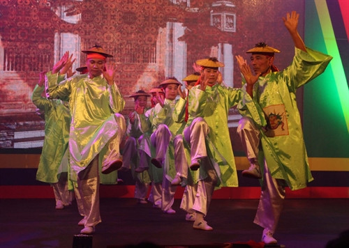 Các nghệ nhân biểu diễn Trò diễn Xuân Phả. Ảnh: Trịnh Duy Hưng-TTXVN