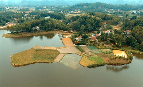 Phần bờ hồ đất đai màu mỡ được tận dụng để trồng các loại cây ăn quả như vải, nhãn... Phần bờ hồ đất đai màu mỡ được tận dụng để trồng các loại cây ăn quả như vải, nhãn...