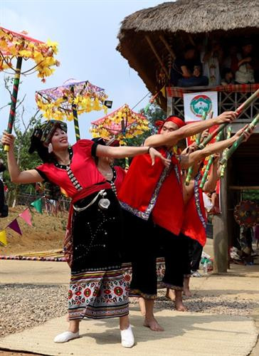 Điệu múa bên cây hoa trong Lễ hội Xăng khan của người Thái Nghệ An. Ảnh: langvietonline.vn Điệu múa bên cây hoa trong Lễ hội Xăng khan của người Thái Nghệ An. Ảnh: langvietonline.vn