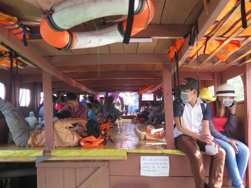 Hành khách trong tàu trên đường đi ra đảo. Ảnh: Thạch RoBer