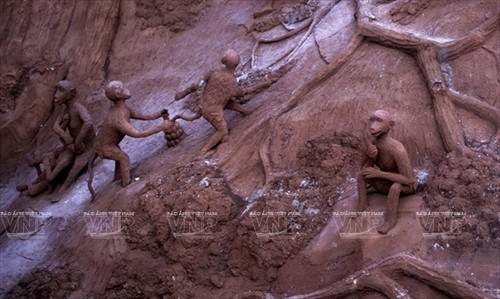 Khung cảnh sinh hoạt thuở hồng hoang của loài vượn người tạo nên từ chất liệu đất sét.