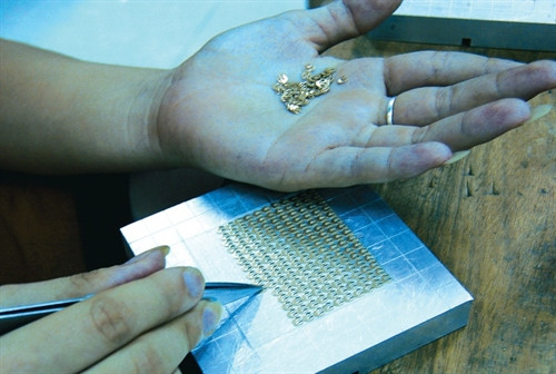 Làng nghề chế tác vàng bạc Châu Khê ảnh 4