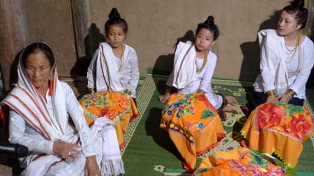 Các thiếu nữ chuẩn bị sẵn sàng trước buổi lễ.