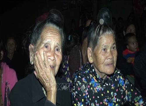 Các cụ cao tuổi ở xã Chiềng Khoang, huyện Quỳnh Nhai, tỉnh Sơn La đến theo dõi các bộ phim lưu động. Ảnh: Nguyễn Cường - TTXVN Các cụ cao tuổi ở xã Chiềng Khoang, huyện Quỳnh Nhai, tỉnh Sơn La đến theo dõi các bộ phim lưu động. Ảnh: Nguyễn Cường - TTXVN