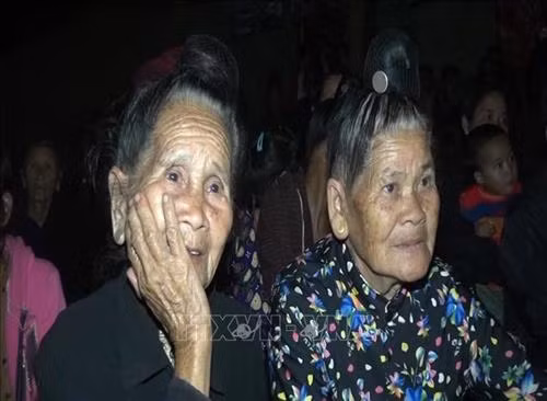 Các cụ cao tuổi ở xã Chiềng Khoang, huyện Quỳnh Nhai, tỉnh Sơn La đến theo dõi các bộ phim lưu động. Ảnh: Nguyễn Cường - TTXVN