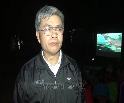 Ông Cà Văn Minh, Ðội trưởng Đội chiếu phim tuyên truyền lưu động của Trung tâm truyền thông văn hóa huyện Quỳnh Nhai, tỉnh Sơn La - người có 35 năm gắn bó với nghề. Ảnh: Nguyễn Cường - TTXVN Ông Cà Văn Minh, Ðội trưởng Đội chiếu phim tuyên truyền lưu động của Trung tâm truyền thông văn hóa huyện Quỳnh Nhai, tỉnh Sơn La - người có 35 năm gắn bó với nghề. Ảnh: Nguyễn Cường - TTXVN