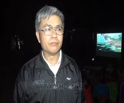 Ông Cà Văn Minh, Ðội trưởng Đội chiếu phim tuyên truyền lưu động của Trung tâm truyền thông văn hóa huyện Quỳnh Nhai, tỉnh Sơn La - người có 35 năm gắn bó với nghề. Ảnh: Nguyễn Cường - TTXVN