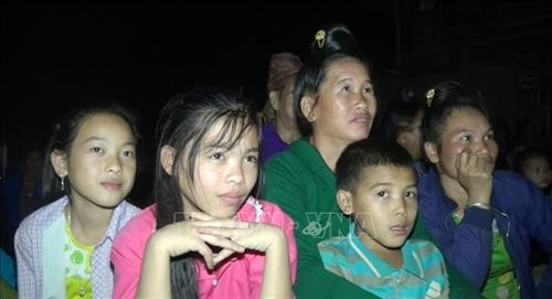 Bà con nhân dân bản Nà Pát, xã Chiềng Khoang, huyện Quỳnh Nhai, tỉnh Sơn La đến theo dõi các bộ phim lưu động. Ảnh: Nguyễn Cường - TTXVN Bà con nhân dân bản Nà Pát, xã Chiềng Khoang, huyện Quỳnh Nhai, tỉnh Sơn La đến theo dõi các bộ phim lưu động. Ảnh: Nguyễn Cường - TTXVN