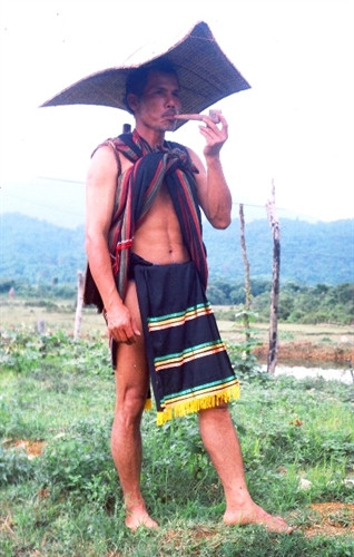 Đàn ông dân tộc Co huyện Bắc Trà My (Quảng Nam) trong trang phục truyền thống với chiếc nón lá dừa.