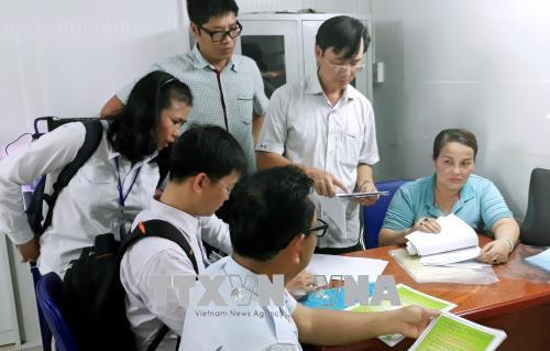 Đoàn kiểm tra kiểm tra cơ sở sản xuất giò chả Hiền Khánh (quận Thủ Đức, Thành phố Hồ Chí Minh). Ảnh: Đinh Hằng - TTXVN Đoàn kiểm tra kiểm tra cơ sở sản xuất giò chả Hiền Khánh (quận Thủ Đức, Thành phố Hồ Chí Minh). Ảnh: Đinh Hằng - TTXVN