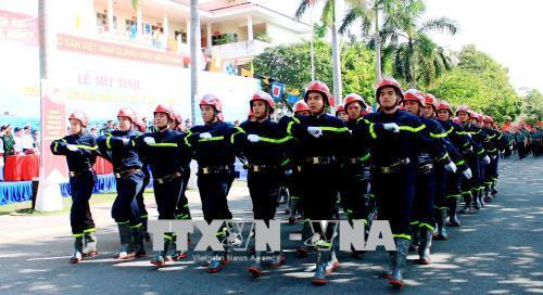 Đại diện lực lượng phòng cháy chữa cháy Thành phố Hồ Chí Minh diễu binh tại buổi lễ. Ảnh: Xuân Khu-TTXVN