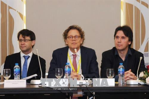 Ông Pereric Högberg, Đại sứ Thụy Điển tại Việt Nam phát biểu tại buổi thảo luận. Ảnh: Hoàng Hải-TTXVN Ông Pereric Högberg, Đại sứ Thụy Điển tại Việt Nam phát biểu tại buổi thảo luận. Ảnh: Hoàng Hải-TTXVN