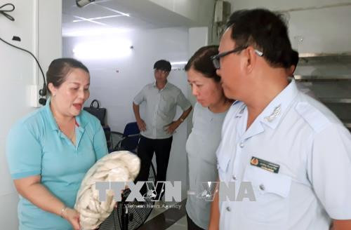 Chủ cơ sở sản xuất giò chả Hiền Khánh giải trình với Đoàn kiểm tra về nguồn gốc nguyên liệu làm ra sản phẩm giò chả. Ảnh: Đinh Hằng – TTXVN Chủ cơ sở sản xuất giò chả Hiền Khánh giải trình với Đoàn kiểm tra về nguồn gốc nguyên liệu làm ra sản phẩm giò chả. Ảnh: Đinh Hằng – TTXVN