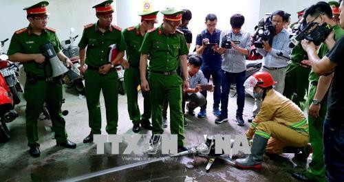 Đoàn công tác kiểm tra hệ thống vòi phun chữa cháy. Ảnh: Thành Chung – TTXVN