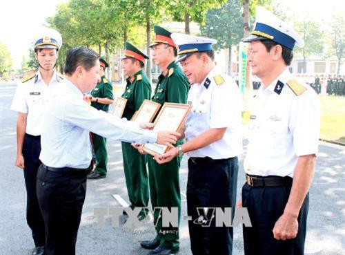 Ông Lê Tấn Dũng, Thứ trưởng Bộ Lao động- Thương binh và Xã hội trao bằng khen cho đại diện các tập thể có thành tích xuất sắc về vệ sinh, an toàn lao động năm 2017. Ảnh: Xuân Khu-TTXVN