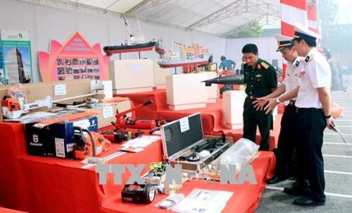 Một góc Triển lãm ảnh, thiết bị kỹ thuật phòng cháy chữa cháy và vệ sinh, an toàn lao động 2018. Ảnh: Xuân Khu-TTXVN