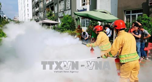 Đội viên Đội chữa cháy tại chỗ thực hành chữa cháy theo tình huống giả định của Đoàn kiểm tra. Ảnh: Thành Chung – TTXVN
