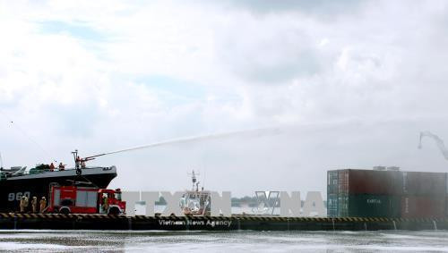 Chương trình thao diễn thực binh phòng cháy chữa cháy, cứu hộ cứu nạn ven biển. Ảnh: Xuân Khu-TTXVN