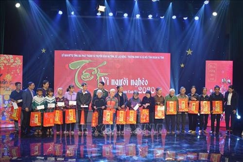 Ban tổ chức trao 32 suất quà cho các gia đình có hoàn cảnh khó khăn. Ảnh: Hoàng Ngà - TTXVN Ban tổ chức trao 32 suất quà cho các gia đình có hoàn cảnh khó khăn. Ảnh: Hoàng Ngà - TTXVN